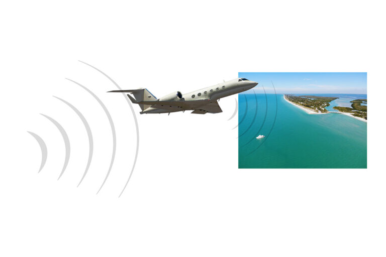Application example: a plane with eight QPatch antennas and a QBeam on board relays a signal from beyond the horizon to a base station.